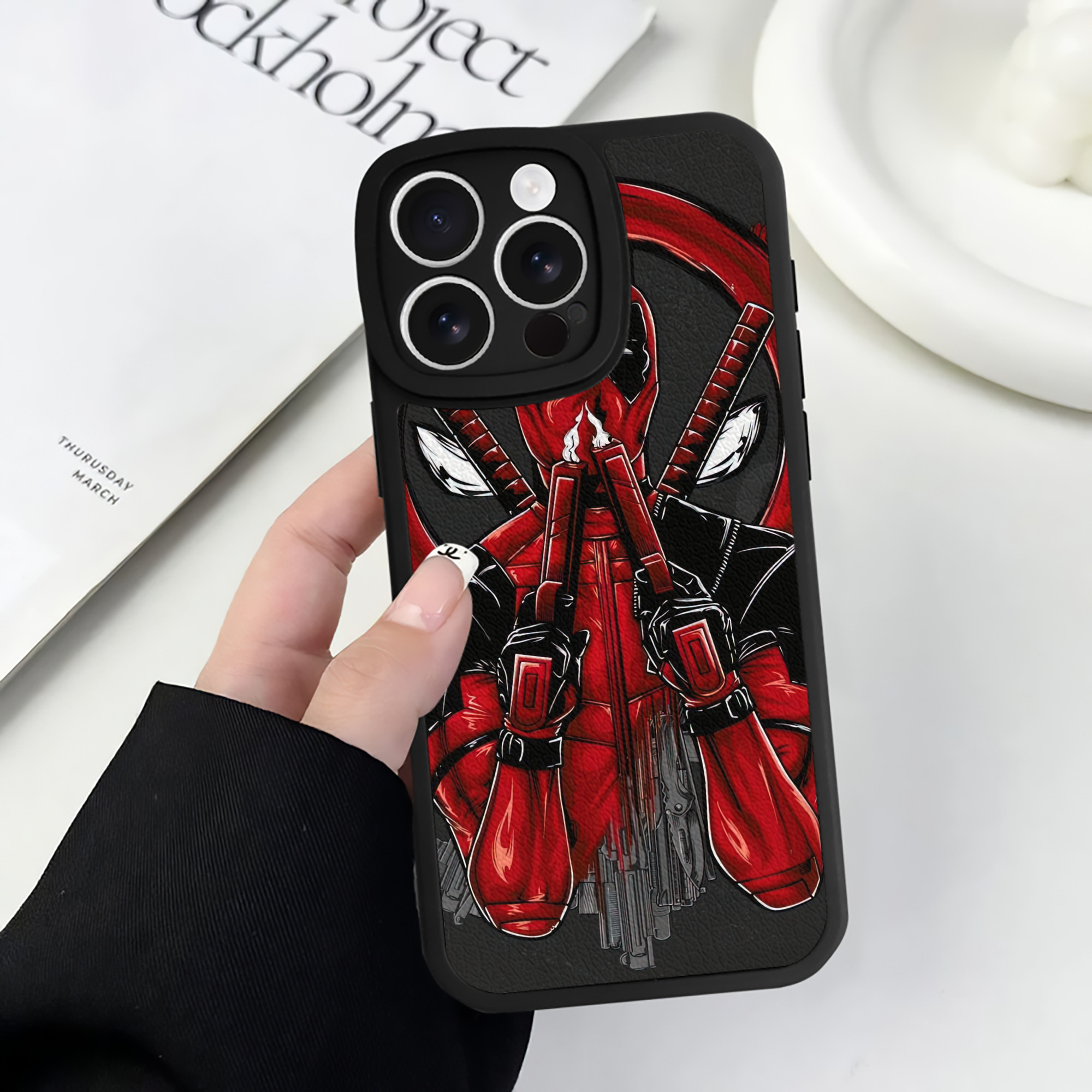 （画像用） Deadpool デッドプール 【iPhone 16シリーズ対応】シリコンスマホケース（レザー調） 材質：シリコン